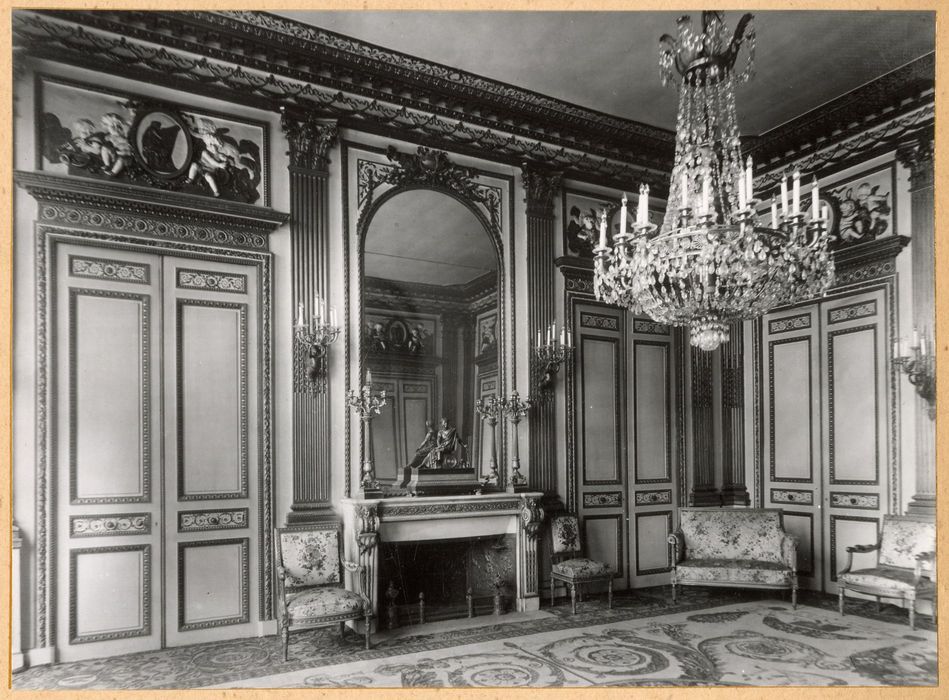 salon, vue partielle des lambris de revêtement