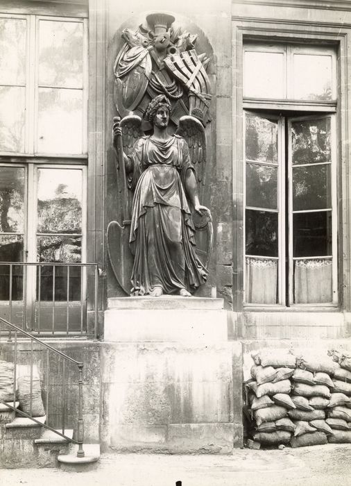 façade sur jardin, détail décoratif d’un trophée