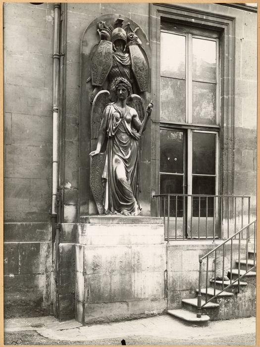 façade sur jardin, détail décoratif d’un trophée