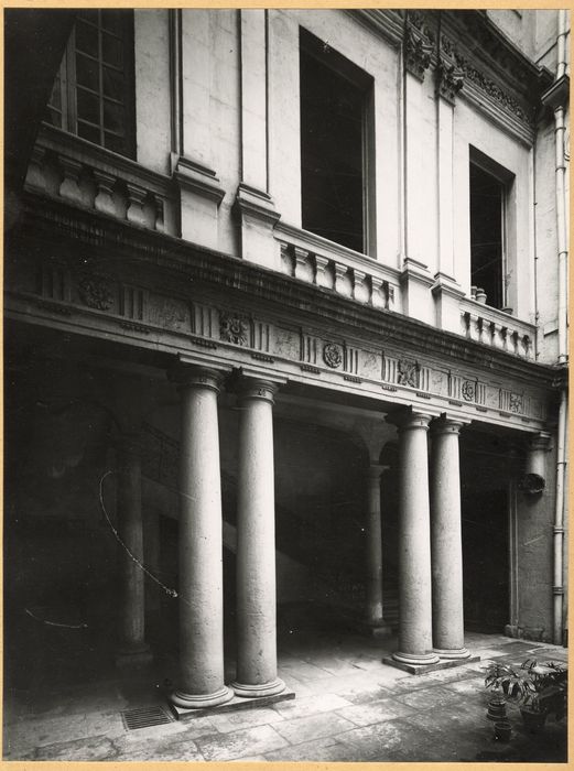 cour intérieure, vue partielle de la façade de l’escalier