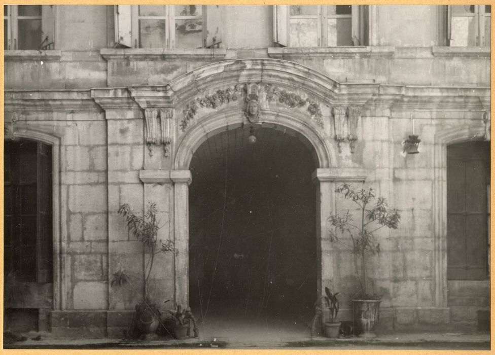 porte d’accès à la rue depuis la cour intérieure