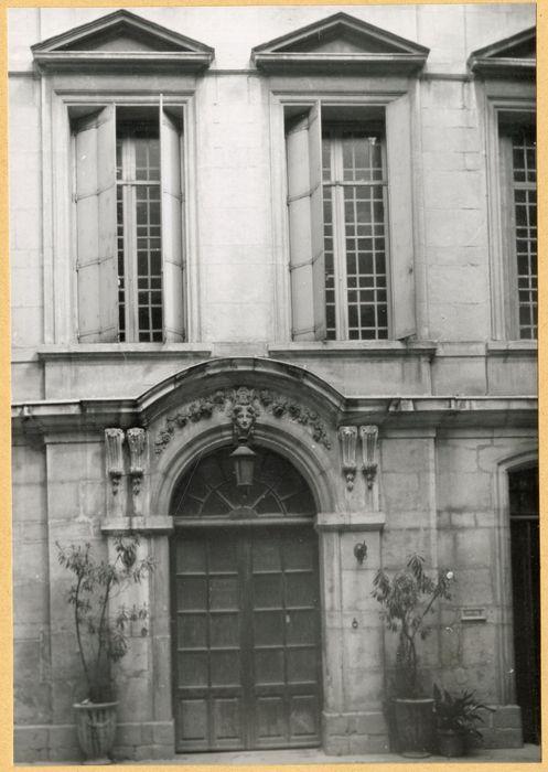 façade sur cour, porte d’accès