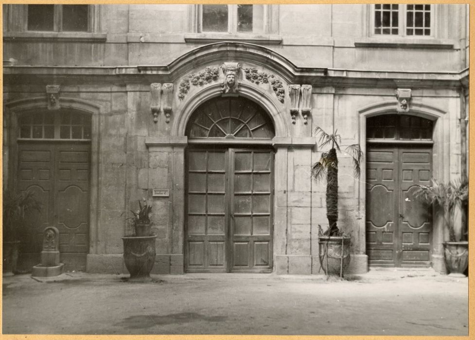 façade sur cour, porte d’accès secondaire