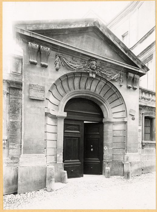 portail d’accès sur rue à la cour intérieure