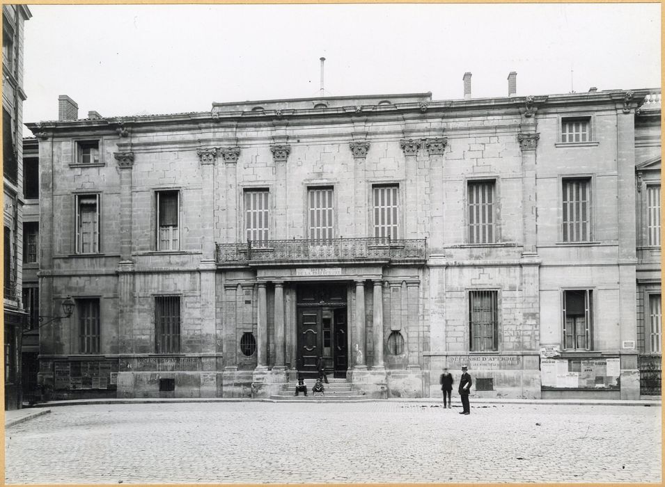 façade sur la place