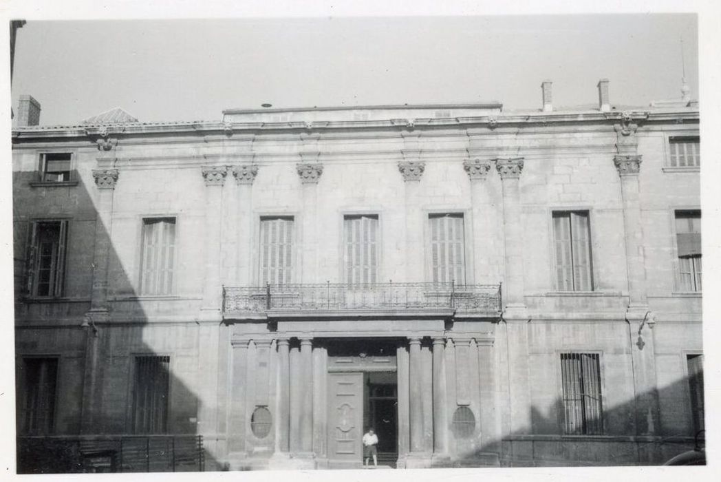 façade sur la place