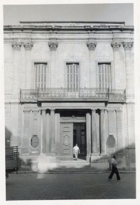 façade sur la place, vue partielle