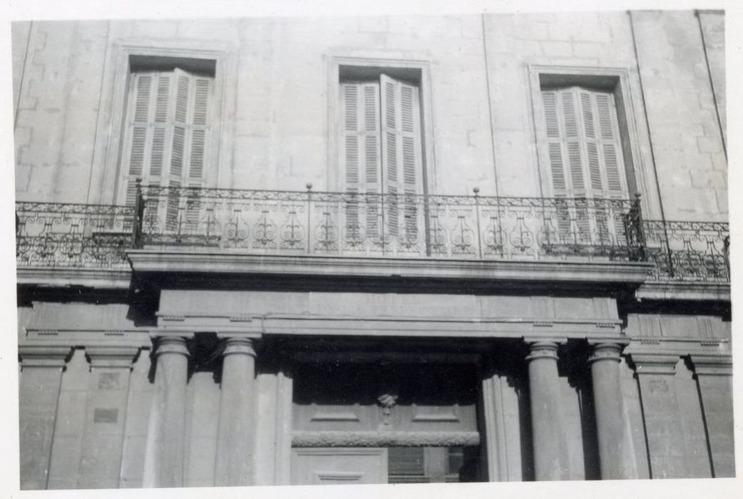 façade sur la place, détail du balcon du 1er étage