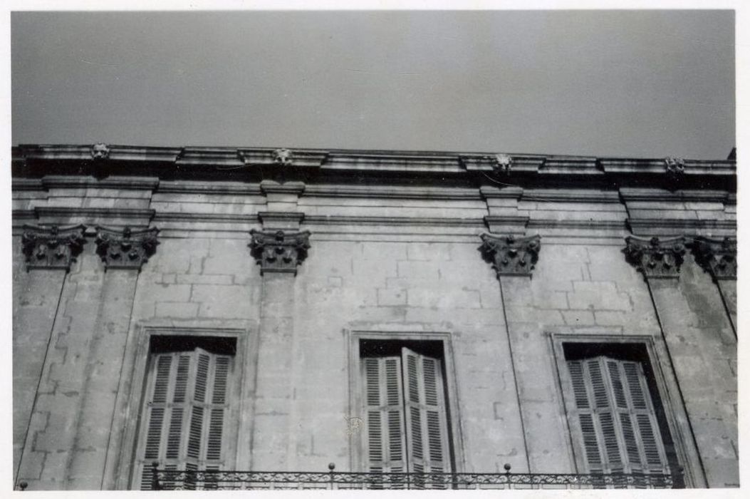 façade sur la place, vue partielle