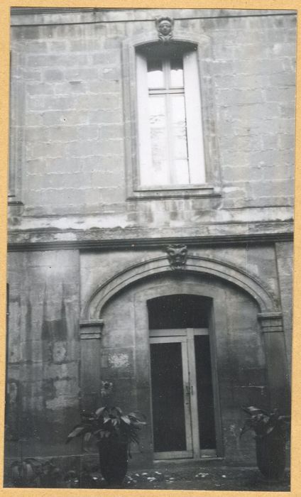 façade sur la cour intérieure, vue partielle