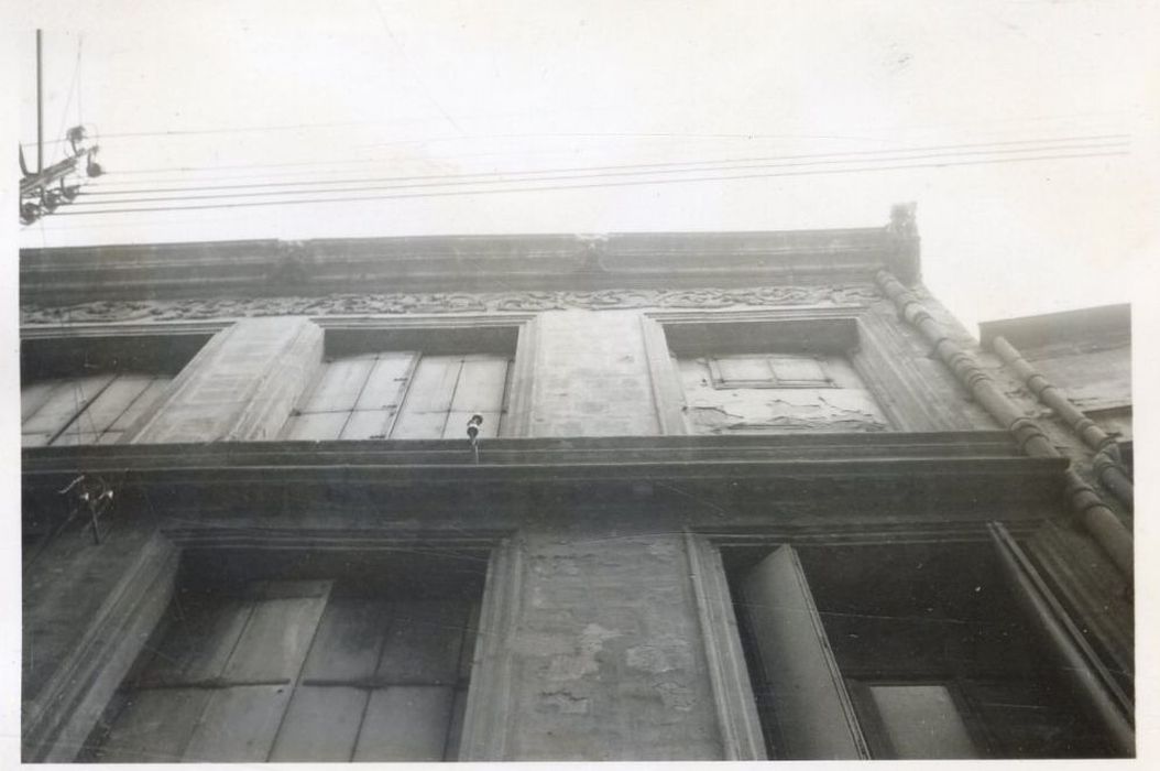 façade sur rue, vue partielle