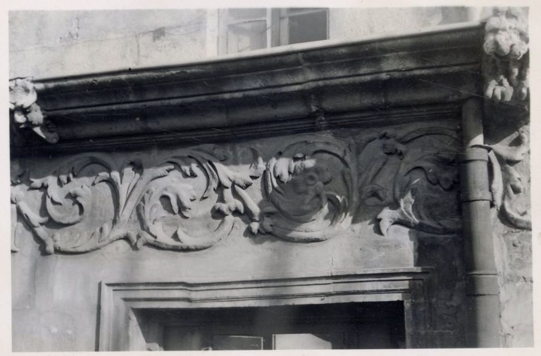 façade sur rue, détail du décor