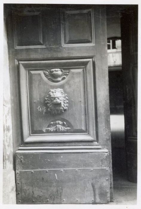 vantaux de la porte d’accès sur rue, vue partielle