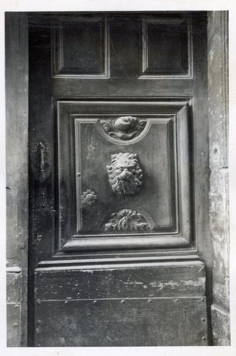 vantaux de la porte d’accès sur rue, vue partielle