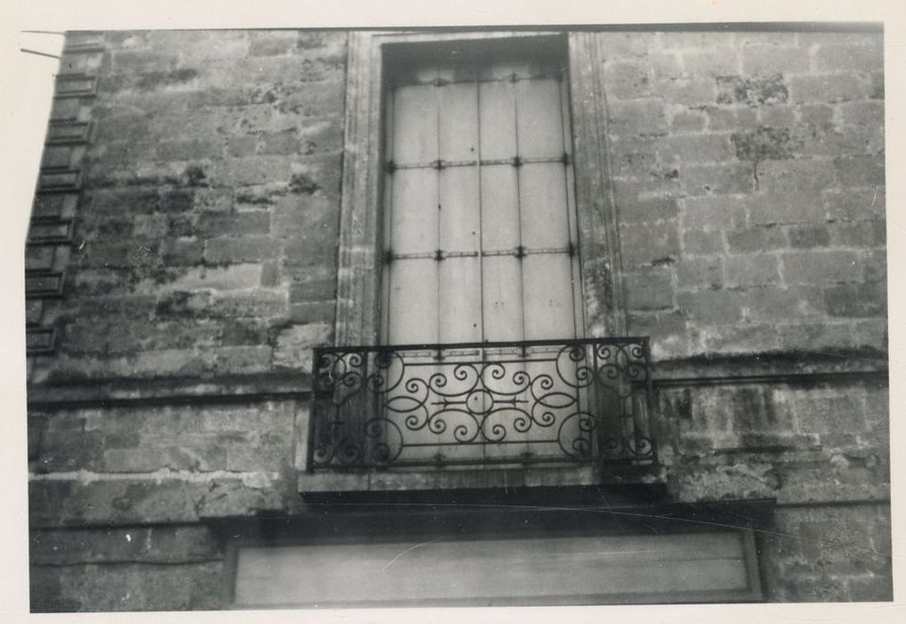 façade sur rue, détail d’un garde-corps de fenêtre