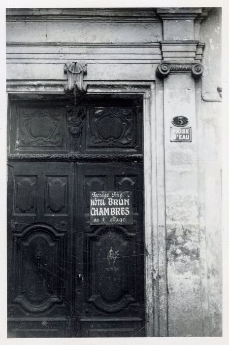 vantaux de la porte d’accès sur rue