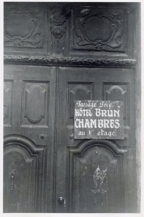 vantaux de la porte d’accès sur rue