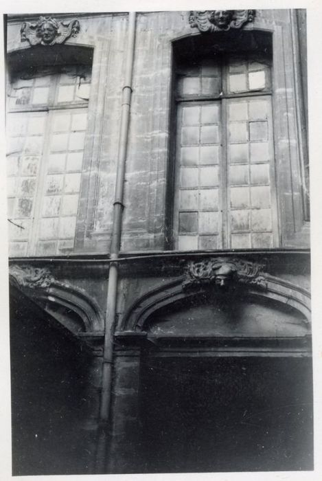 cour intérieure, vue partielle d’une façade