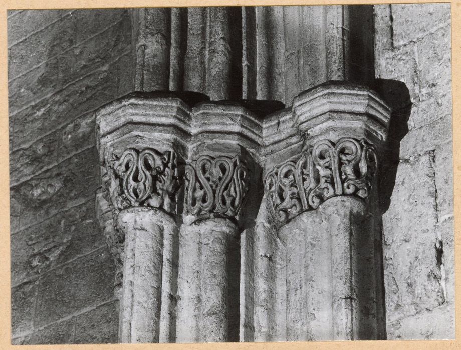 abside du choeur, détail des chapiteaux sculptés