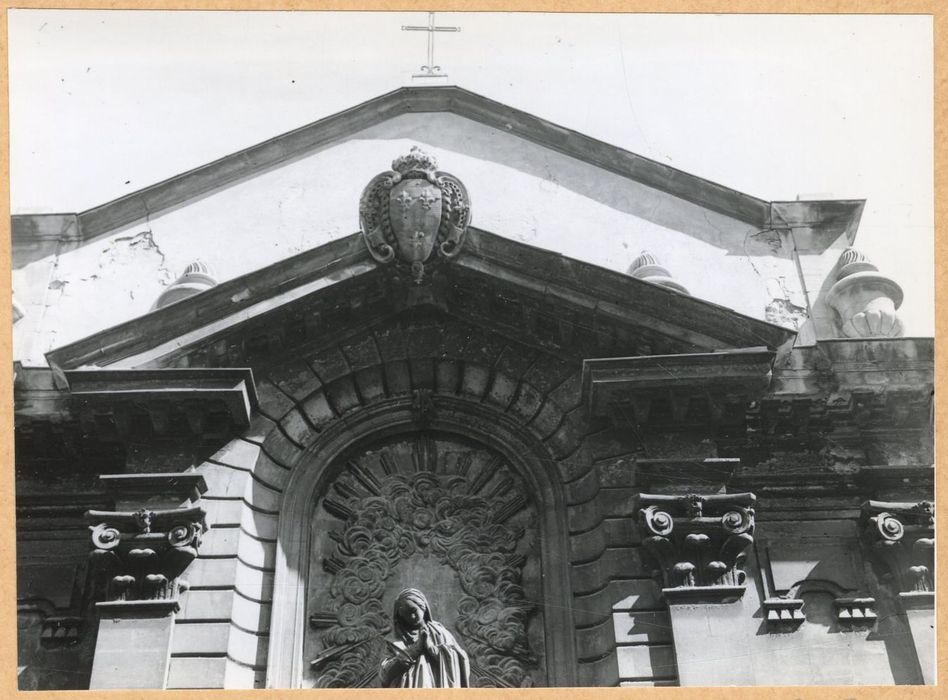 façade sur rue, vue partielle