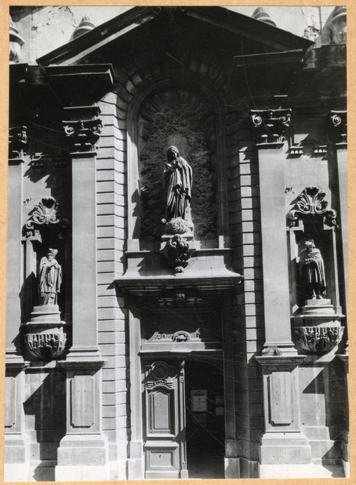 façade sur rue, vue partielle