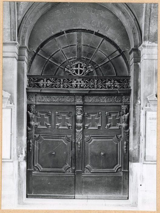 porte d’accès de la façade antérieure