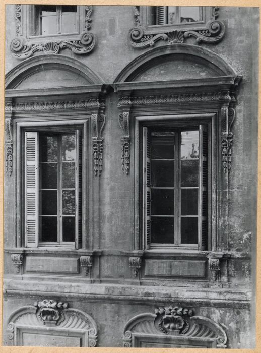 façade nord, baies du 1er étage