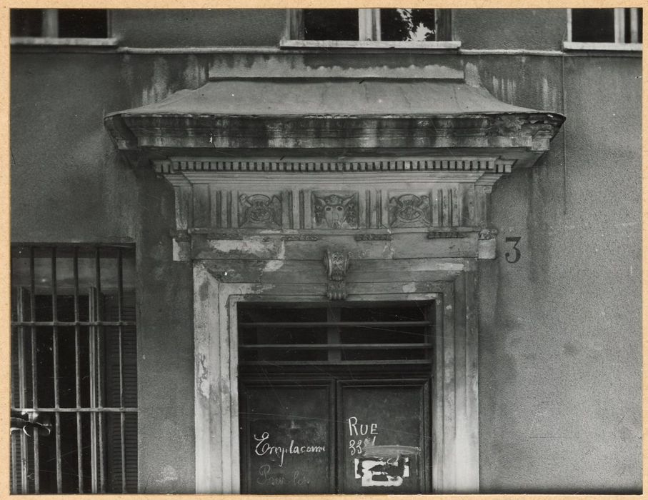 porte secondaire sur la place Villeneuve-Bargement, vue partielle