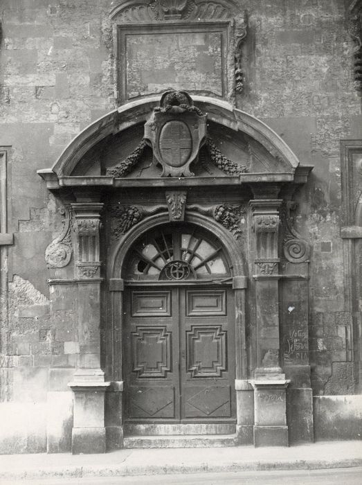 porte d’accès est sur la rue de la Guirlande