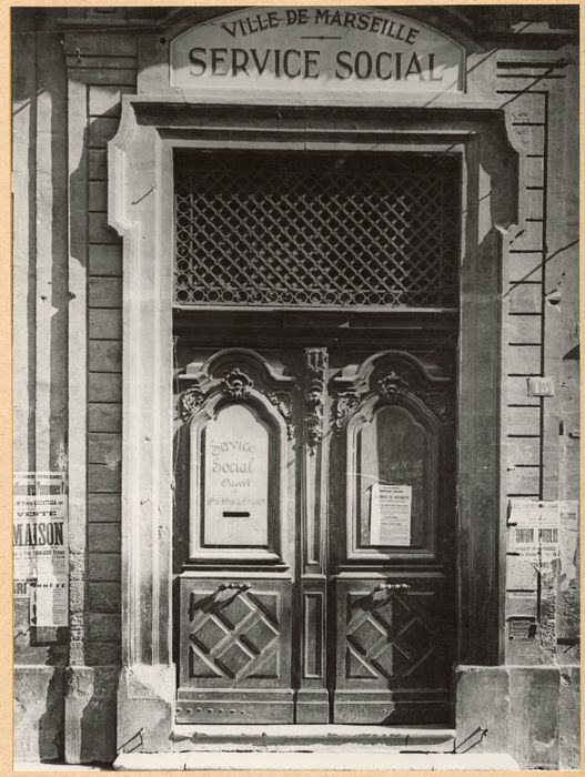 façade est, porte d’accès au 13 place Daviel