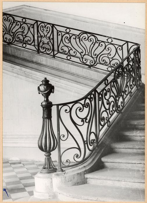 escalier monumental ouest, détail du départ de la rampe