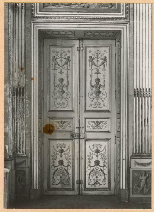 rez-de-chaussée, salon doré, porte d’accès