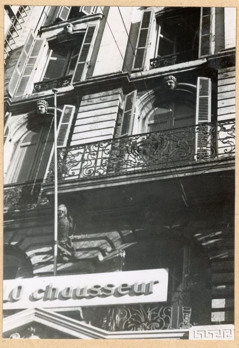 détail du balcon du 1er étage sur rue