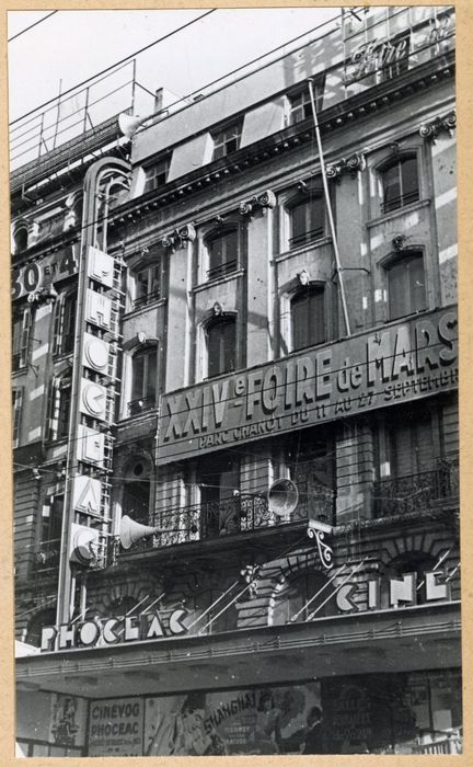 façade sur rue, vue partielle