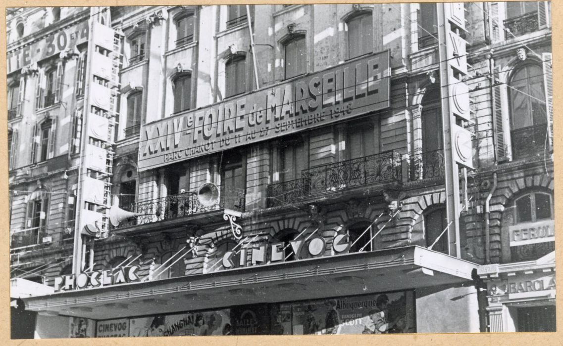 façade sur rue, vue partielle