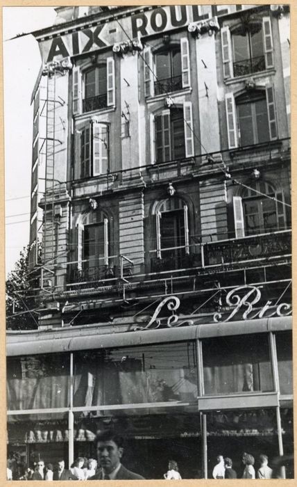 façade sur rue, vue partielle