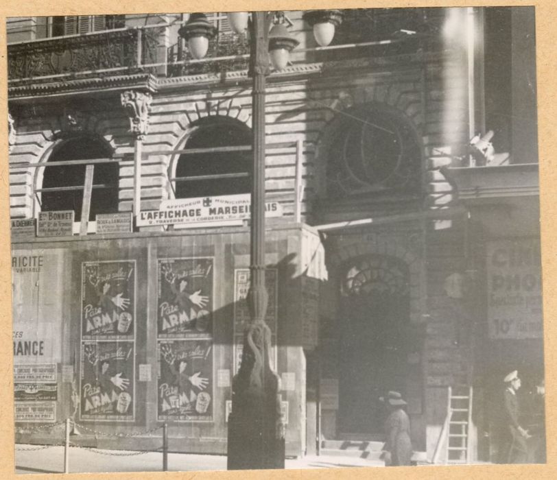 façade sur rue, vue partielle