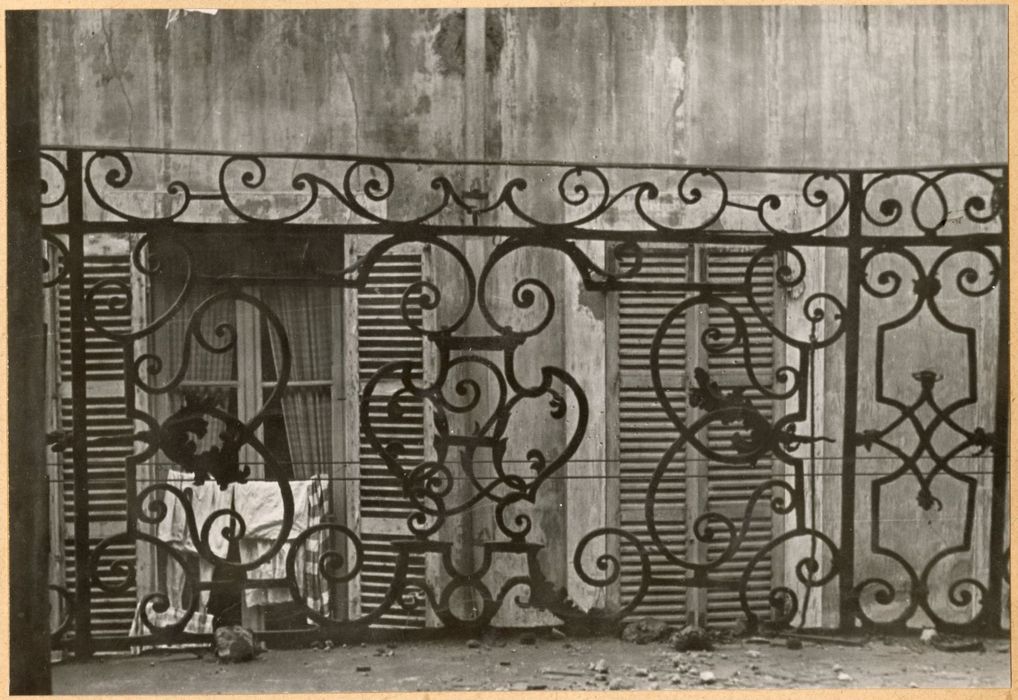 détail du balcon sur rue au 1er étage