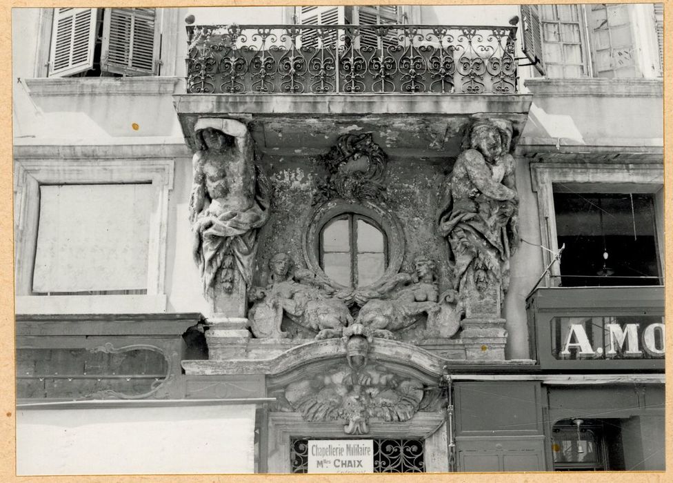 façade sur rue, détail du balcon et des atlantes le supportant