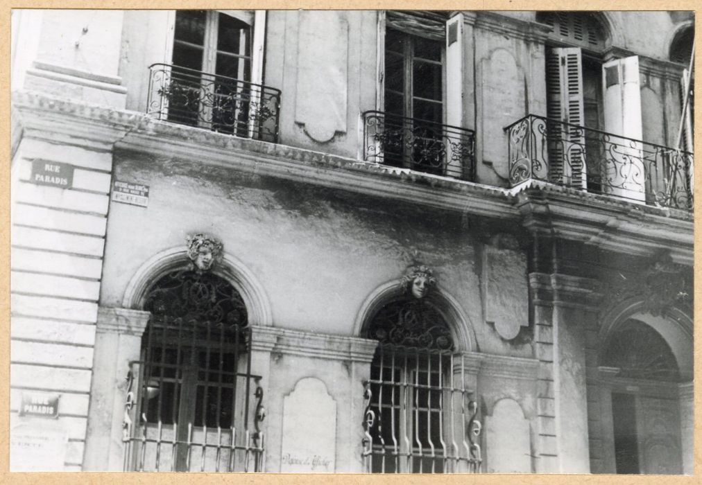 façade sur la rue Paradis, vue partielle