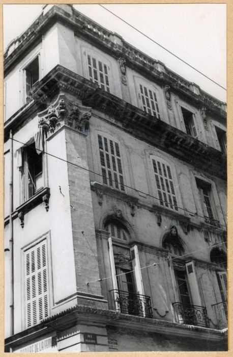 façade sur la rue Paradis, vue partielle