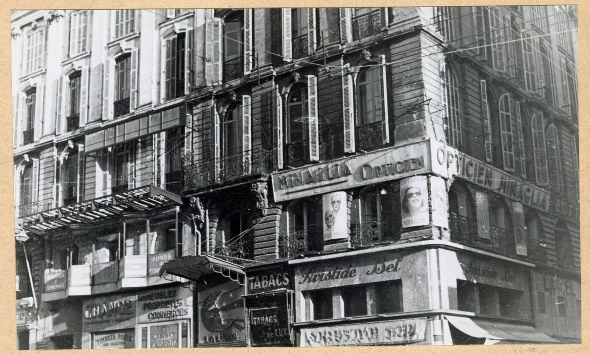 façade sur rue, vue partielle