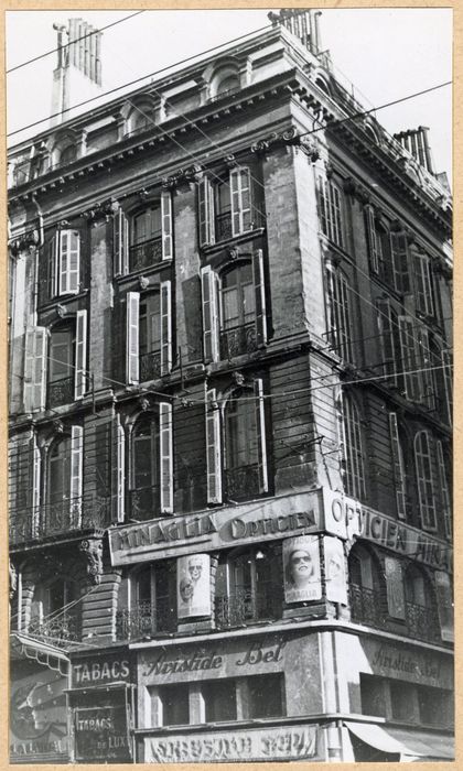 façade sur rue, vue partielle