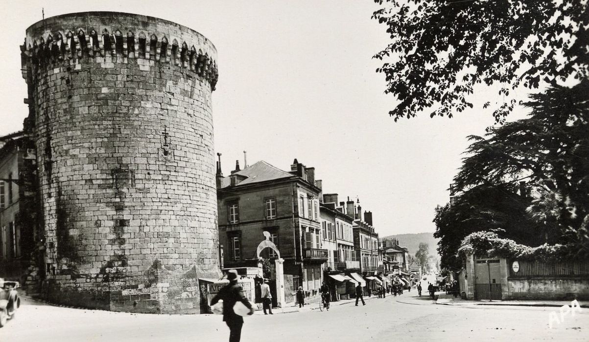 vue générale de la tour dans son environnement urbain