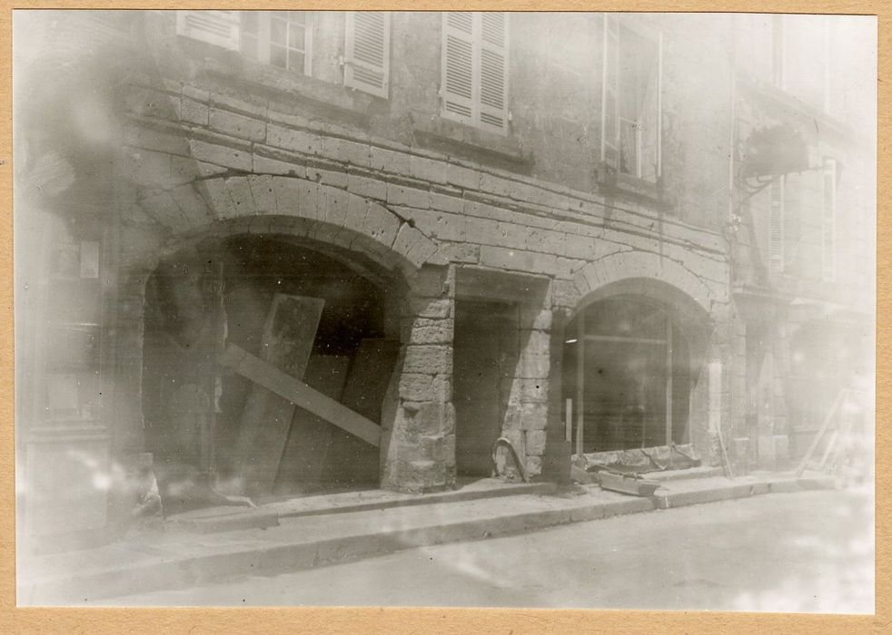 façade sur rue, vue partielle