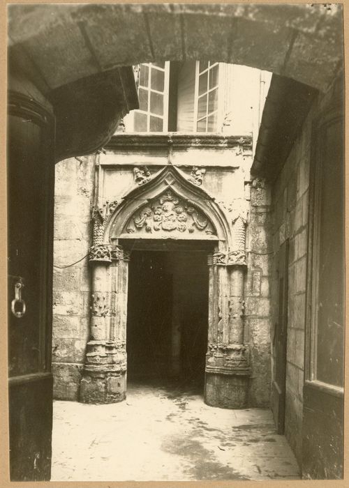 porte d’accès sur cour au logis