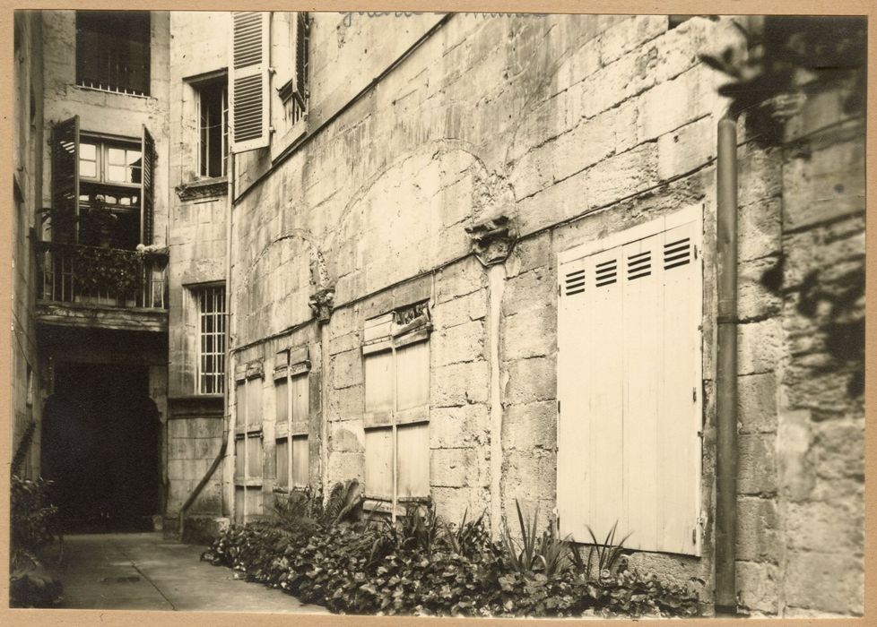 façade sur cour, vue partielle