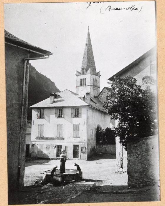 vue partielle de l’église dans son environnement