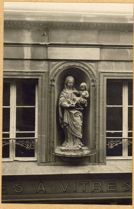 façade sur rue, détail de la niche et de la statue de la Vierge à l’Enfant