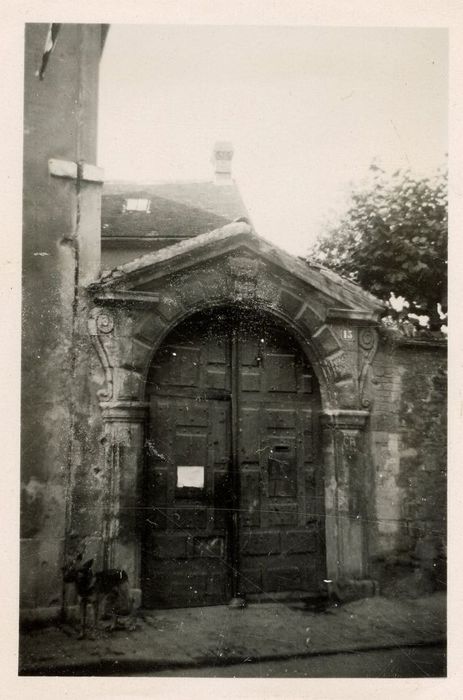 portail d’accès sur rue à la cour intérieure